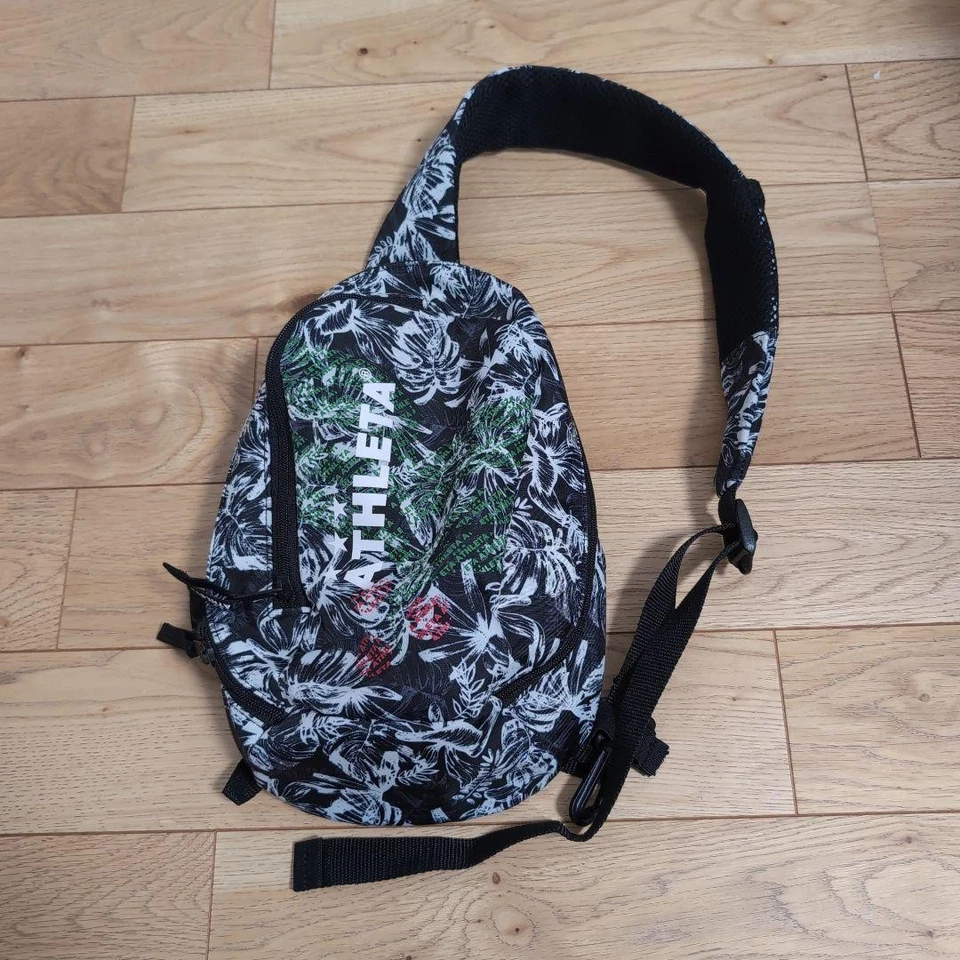 Bolso de hombro Athleta estilo nailon Foto 1 de 4