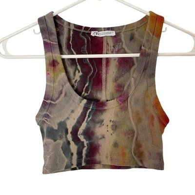 Camiseta sin mangas acanalada Geode Tie Dye hecha a mano corta para mujer talla pequeña gris tostado borgoña Foto 1 de 4