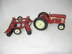 1/16 FARMALL 404 & DIECAST, C-HITCH DISC mid 1960's vintage - Picture 1 of 4