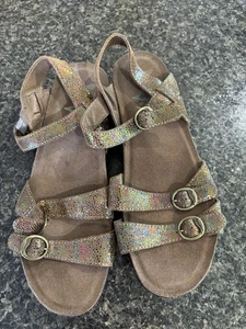 Dansko 1504110200 Jameson Sandalo elegante, Carnevale, Wm EU 39, US 8,5 NUOVO - Foto 1 di 17