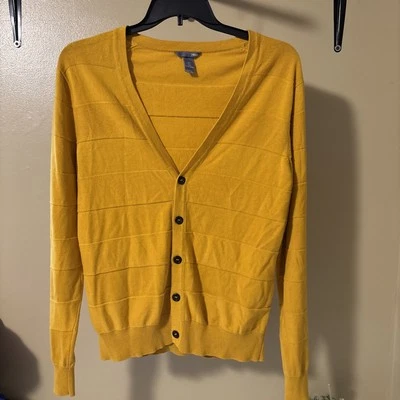 Cardigã feminino H&M amarelo mostarda com botão leve G/S -Tamanho grande -Peito 40" - Imagem 1 de 4