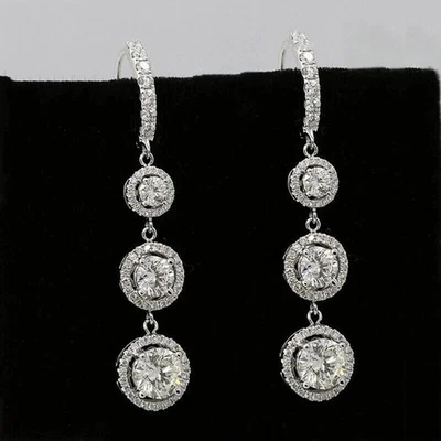 Aretes colgantes colgantes redondos de diamantes creados en laboratorio de 3,5 quilates enchapados en oro blanco de 14 k Foto 1 de 4
