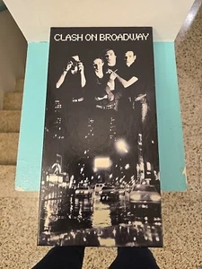 Original 1991 Clash on Broadway Long Box Set 3 CDs - Book- Lyrics Booklet Sealed - Foto 1 di 18