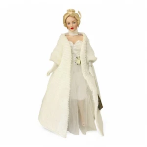 Franklin Mint Marilyn Monroe Porzellan Portrait Puppe - weißes Kleid & Pelzmantel - Bild 1 von 10