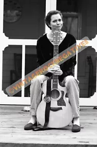 Sonrisas NANCI GRIFFITH con pin LBJ - FOTO DE ARCHIVO DE ALTA RESOLUCIÓN 8,5""x11"" SELLO DE PATRIMONIO - Imagen 1 de 1
