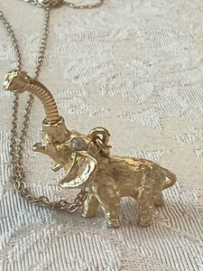 VTG Signed ART Pepper Gold Rhinestone Elephant Pendant Necklace New Old Stock - Foto 1 di 6