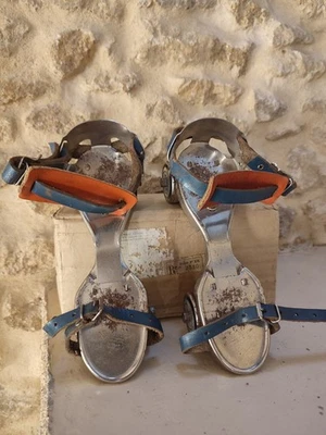 ANCIENS PATINS A ROULETTES VINTAGE RETRO La Vitesse Réglables  - Photo 1/4