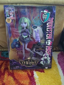 Bambola Monster High Twyla 13 desideri modello Y7708 nuova con scatola - usura scatola - Foto 1 di 23