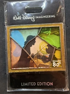 Prendedor de ventana de vitral sucio azul Pinocho Disney WDI LE 250 80th - Imagen 1 de 2