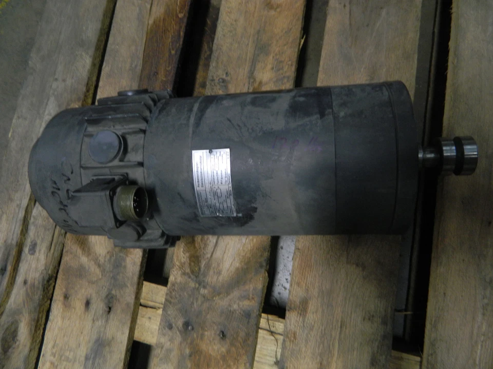 INDRAMAT PERMANENTMAGNET GLEICHSTROMSERVOMOTOR 9.20B/SSA-0/SO31 .76 KM 230 V - Image 1 of 4