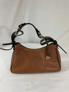 Bolso de Hombro Boho Baguette de Cuero Marrón Dooney & Bourke Logotipo Repujado - Imagen 1 de 11
