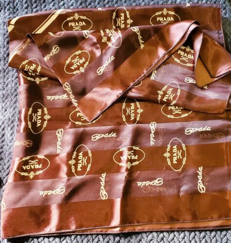 Authentique écharpe vintage Prada Milano en soie marron 40x40