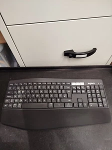 Logitech K850 keyboard, connection only via bluetooth, BATTERY COVER NOT INCLUDE - Picture 1 of 7