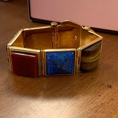 Brazalete Juicy Couture Tono Dorado con Cristales de Ónix y Diseño de Cinturón Foto 1 de 4