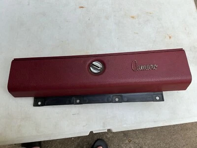 Tablero interior OEM GM 1970-1978 Chevrolet Camaro rojo guantera puerta RS Z28 SS LT Foto 1 de 4