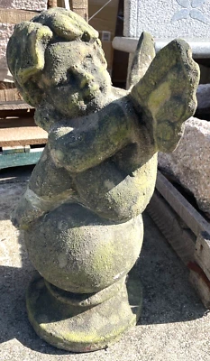 Estatua de jardín de arcilla única - Ángel en pelota Foto 1 de 4