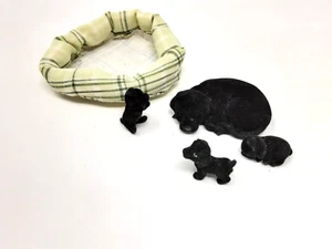 MEG Cachorros en mi Bolsillo - Familia de Perros Labrador Negro Flocado con Cesta - Imagen 1 de 7