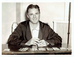 1940 Press Photo NY Giants Baseball Star Billy Jurges plays solitaire card game - Picture 1 of 2