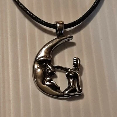 MUJER CABALGANDO LA LUNA Dije Colgante Peltre / Collar Ajustable 26" Foto 1 de 3