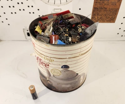 Lata de café grande vintage de componentes electrónicos — tapas resistencias transistores etc. Foto 1 de 4