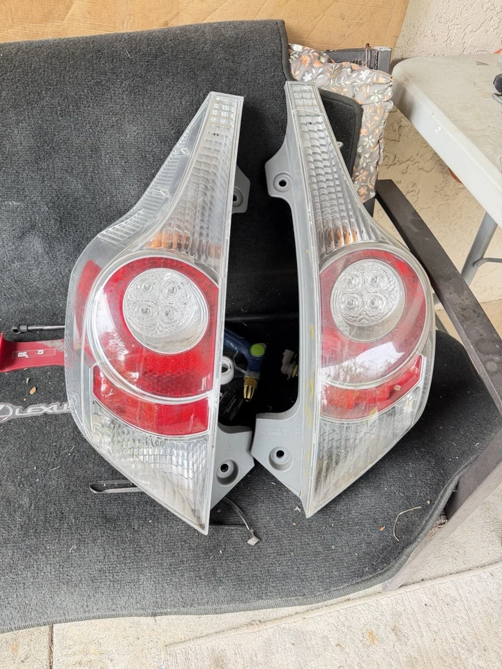Luces traseras después reparación para Toyota Prius C Foto 1 de 4