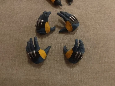 Hot Toys MMS754 1/6 wolverine hands NEW - Image 1 of 2