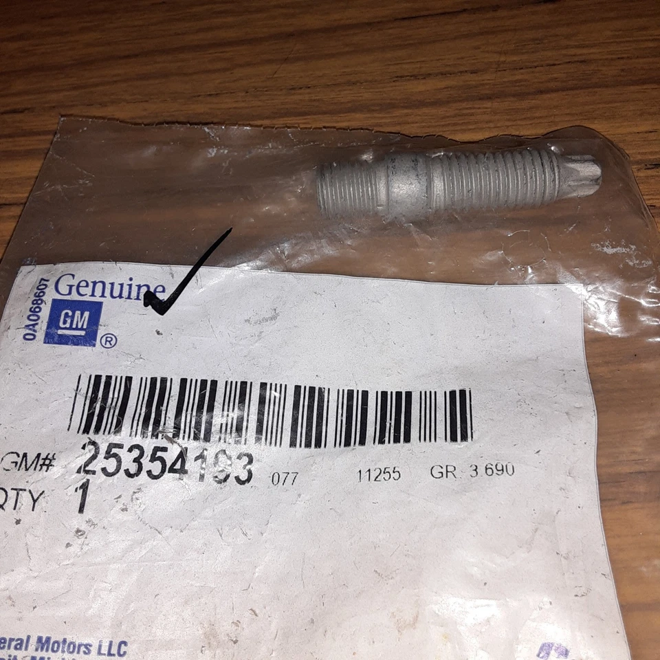  NEW 2008-2009 Equinox Torrent Exhaust Catalytic Converter Pipe Stud 25354193 H5 - Image 1 of 1