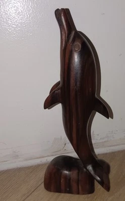 Eleganter handgeschnitzter Delfin aus Holz auf Aufsteller - maritimes Handwerkerdekor - Bild 1 von 4