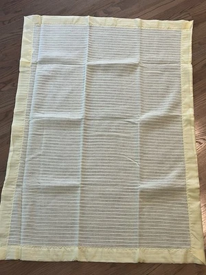 "Manta de bebé vintage amarilla pastel térmica tejido gofre satinado nailon ribete 36""x50""" Foto 1 de 4