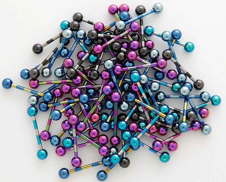 SURTIDO DE ANILLOS DE BARRA DE LENGÜETA DE PEZÓN DE ACERO ANODIZADO TITANIO A RAYAS 14G de 6 piezas Foto 1 de 1