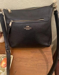 Bolso Coach 12/2018 Mae File cuero granulado negro estilo #F34823 Preloved  - Imagen 1 de 14