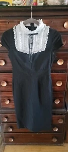 KILLSTAR MELISANDRA GÓTICO ESCUELA NIÑA VESTIDO MIDI LÁPIZ VESTIDO ENCAJE BABERO CINTA M - Imagen 1 de 10
