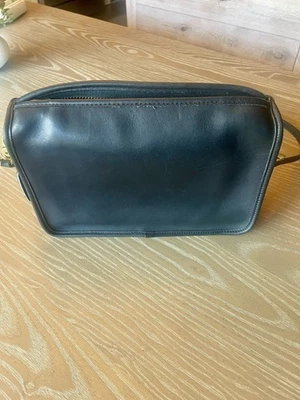 Bolso de mano Coach vintage de cuero negro con bandolera. Hecho en Estados Unidos - Nueva York Foto 1 de 4