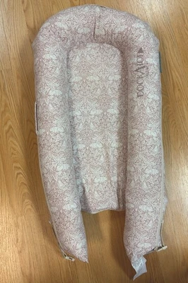 Tumbona bebé bebé DockATot Deluxe Plus rosa y blanco Foto 1 de 4