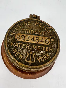 Caja de baratijas Latón Neptuno Tridente Metro Meter Nueva York Medidor de agua fieltro marrón - Imagen 1 de 8