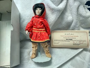 Danbury Mint Puppen der Welt: Noni aus Kanada Porzellan 9 Zoll Neu im Karton - Bild 1 von 6
