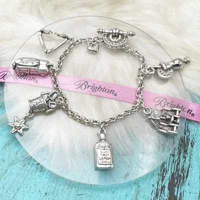 Brighton Beach Vacaciones Dije Pulsera Plato Plateado Gafas de Sol Paraguas Bebida Foto 1 de 4