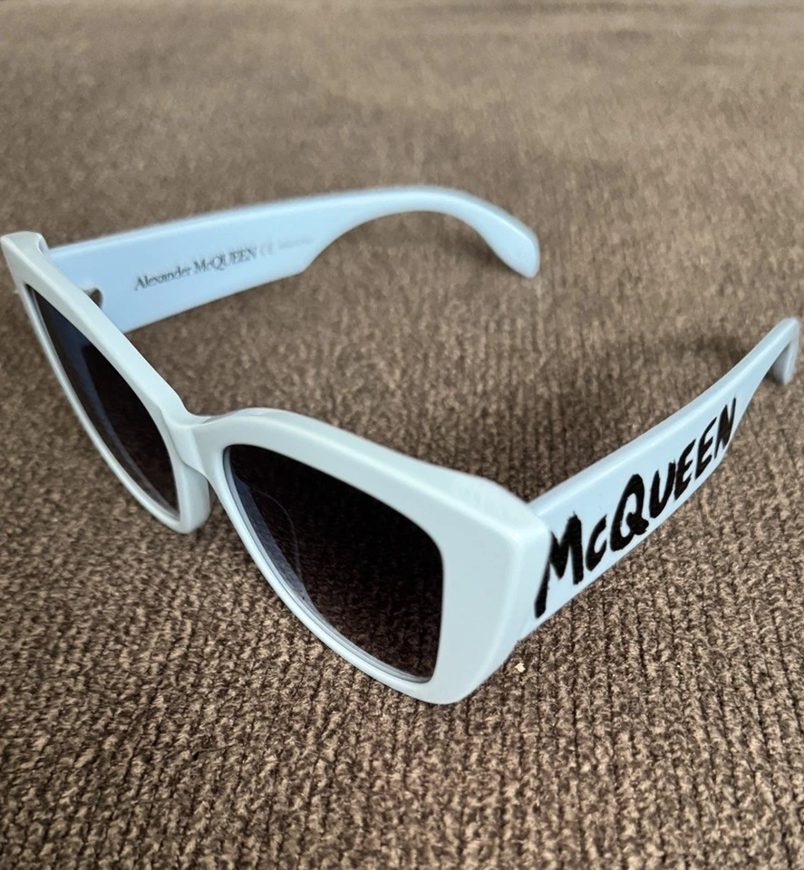 GAFAS DE SOL USADAS ALEXANDER MCQUEEN AM0347S 004 AZUL CLARO MUJER TALLA 54/16/145 MM Foto 1 de 4