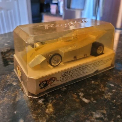 Chasis de carrocería de coche de carreras Lexan 1/32 vintage Riggen Chevron #303 y caja original Foto 1 de 4