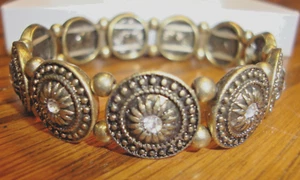 ARMBAND goldfarben dehnbar Metallarmband ~ klare Steine ~ 2" runder Anhänger Q16a - Bild 1 von 4