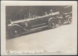 Cuatro mujeres jóvenes bonitas en la década de 1930 elegante automóvil de lujo instantánea original - Imagen 1 de 1