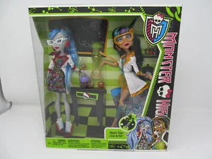 Muñecas Monster High Cleo De Nile & Ghoulia Yelps Mad Science Class Lab Partners - Imagen 1 de 8