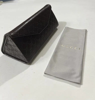 Estuche para gafas de sol GUCCI triangular plegable logotipo en relieve y paño de limpieza Foto 1 de 4
