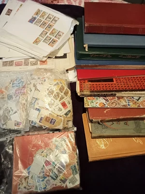 15kg kilos. Stamp Albums & Loose / On & Of Paper. World Wide. Commonwealth. GB - Image 1 of 4