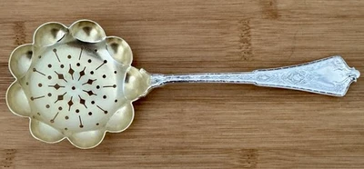 "CUCHARA PERFORADA TAMIZ DE AZÚCAR DORADO ESTERLINA PERSA TIFFANY TEMPRANA 6 1/2""" Foto 1 de 4