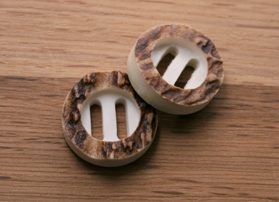 Lederhosen Knöpfe echt Hirschhorn mit Lang-Loch (2 Stück) - Bild 1 von 4