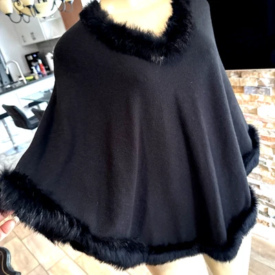 PONCHO BETTE PAIGE MARRÓN tejido con ribete de piel de conejo negro OS b3 Foto 1 de 4