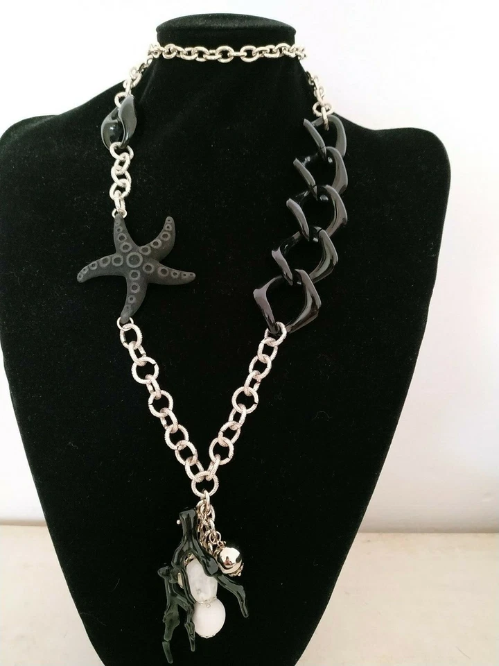 Fatto a mano. Lunga collana in resina nera, catena alluminio color argento - Immagine 1 di 4