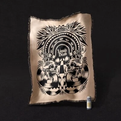 LIQUID DEATH X CROSSDRAWS Death Charmer 编织毯 - 全新 — 第 1/3 张图片