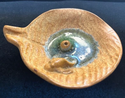 Quemador de incienso con palo de cerámica hecho a mano Studio Art Mudskipper esmaltado Foto 1 de 3